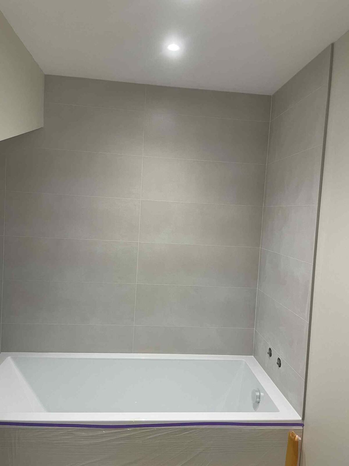 Habillage de baignoire en faïence grise