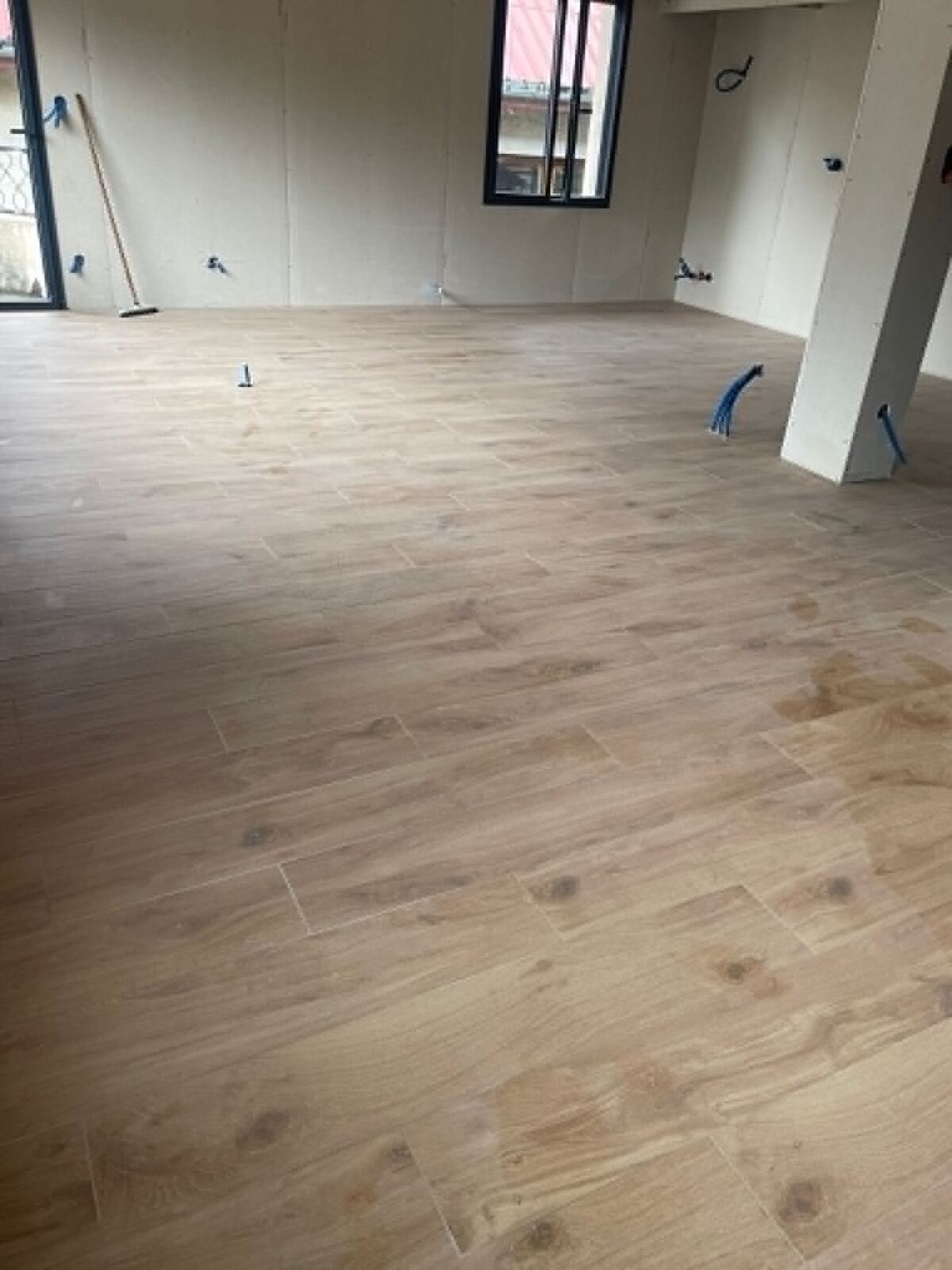 Pose de carrelage imitation parquet grand format