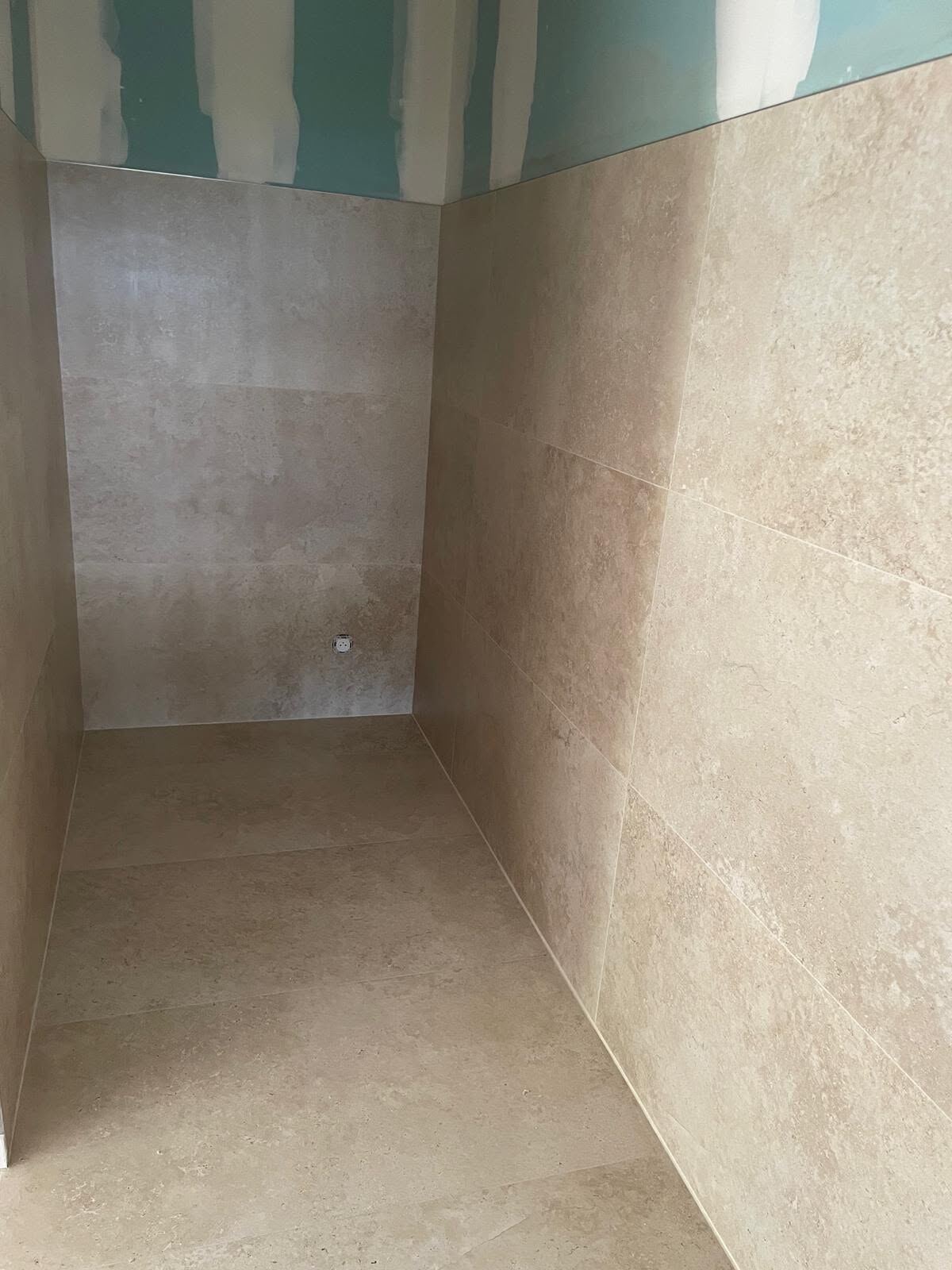 Douche à l'italienne, faïence effet pierre beige