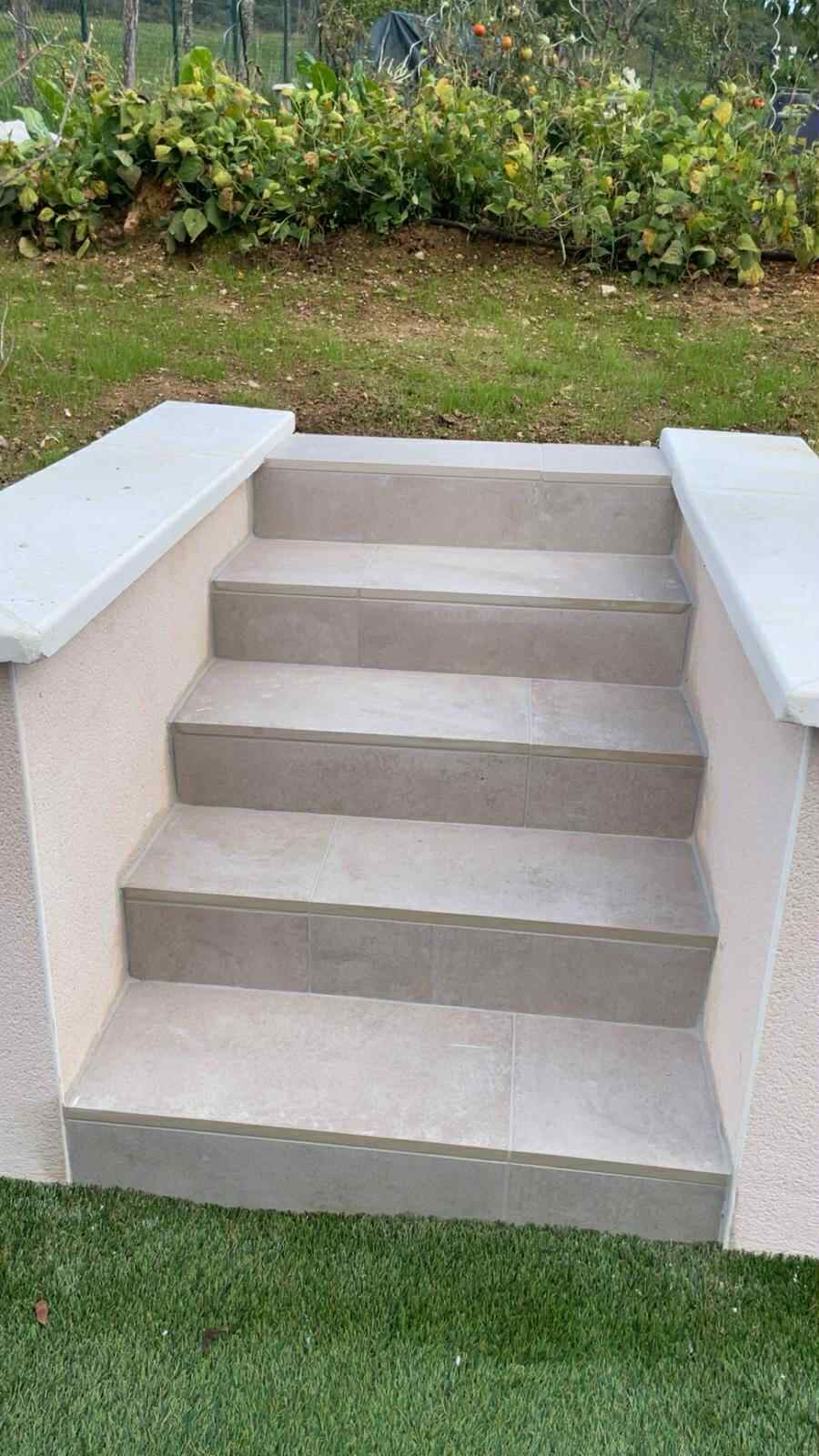 Escalier extérieur carrelé, nez de marche