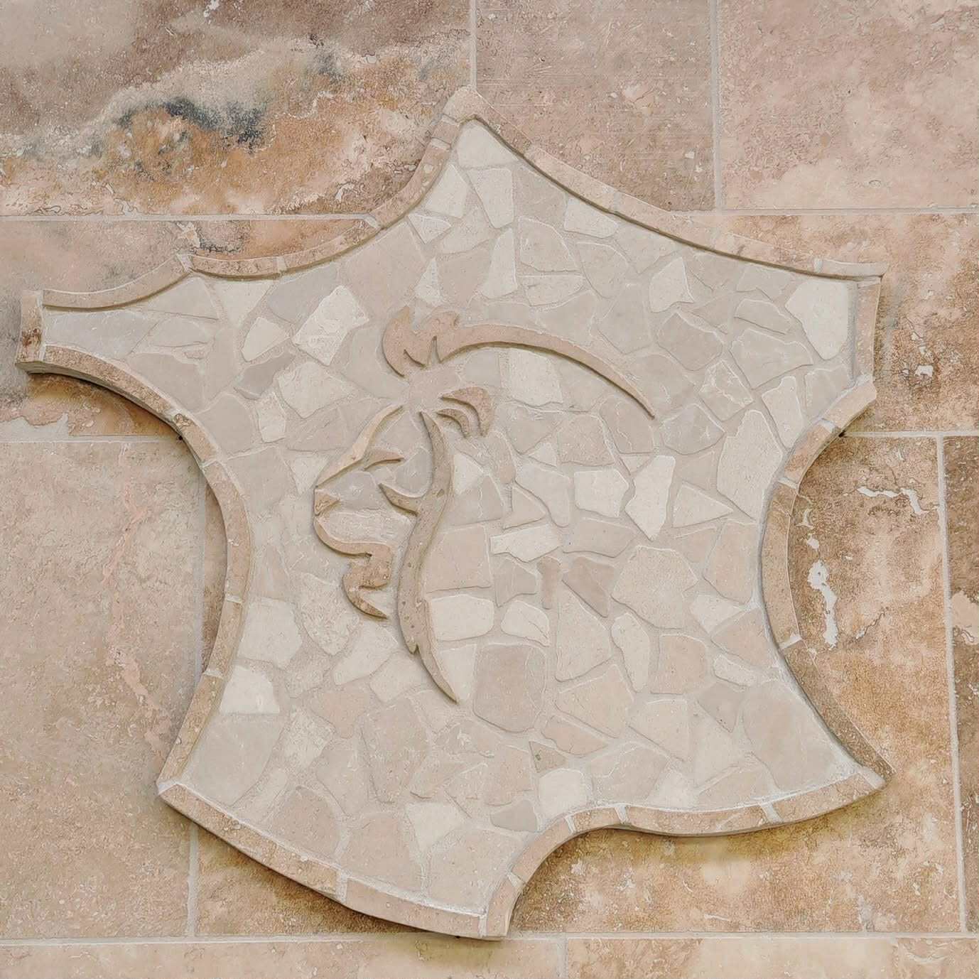 Médaillon en mosaïque de travertin, motif tête de lion