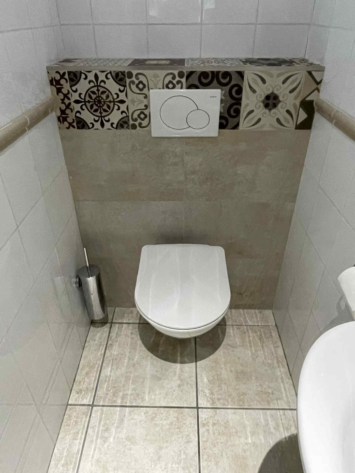 WC habillé de carreaux de ciment décoratifs en frise